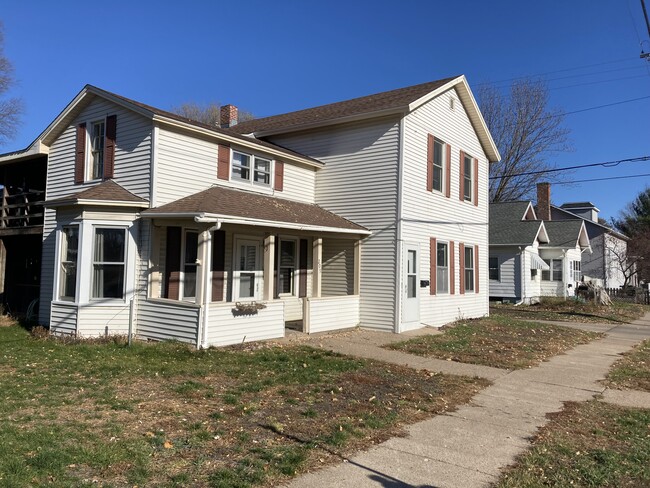 209 E Wisconsin St Unit Upper Unit