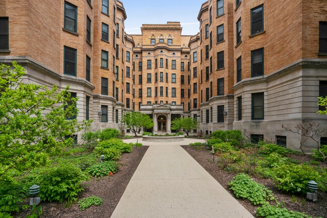 Building Photo - 550 W Surf St Unit 512