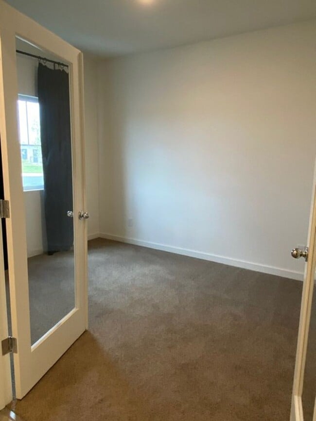 Photo - 2023 model home in solar community! Available 4/1