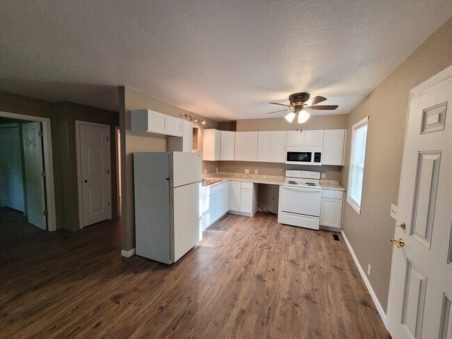 Photo - 711 E 10th St N