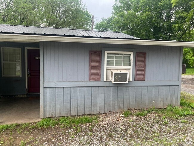 Building Photo - 2 bed 1 bath duplex Rental
