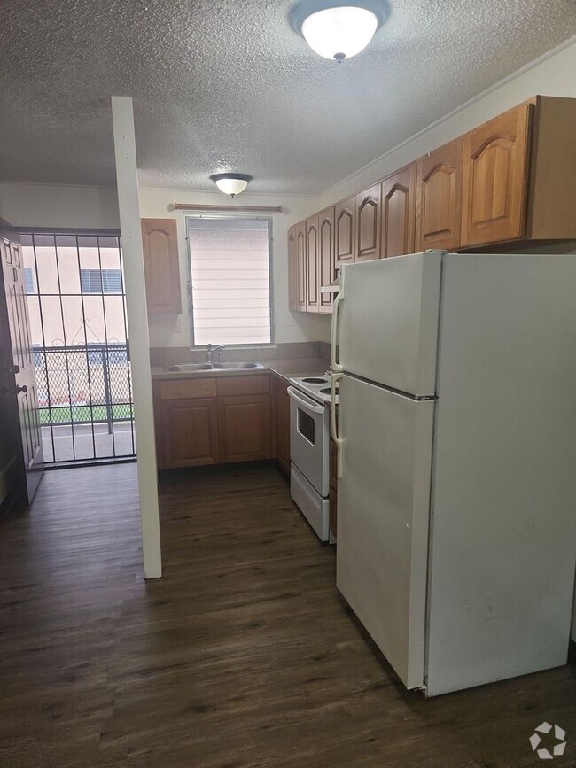 Building Photo - Newly Renovated 2bd 1ba Apartment Unit 10