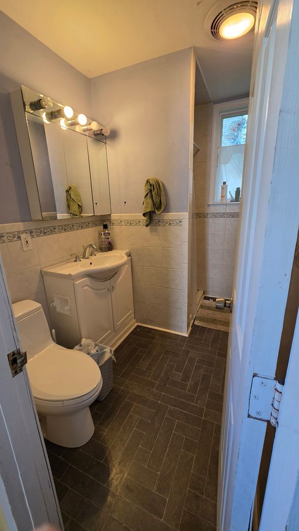Building Photo - No Brokers Fee House. Steps from BU campus, Laundry, Parking, Eat-in Kitchen
