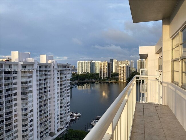Building Photo - 18031 Biscayne Blvd Unit PH02
