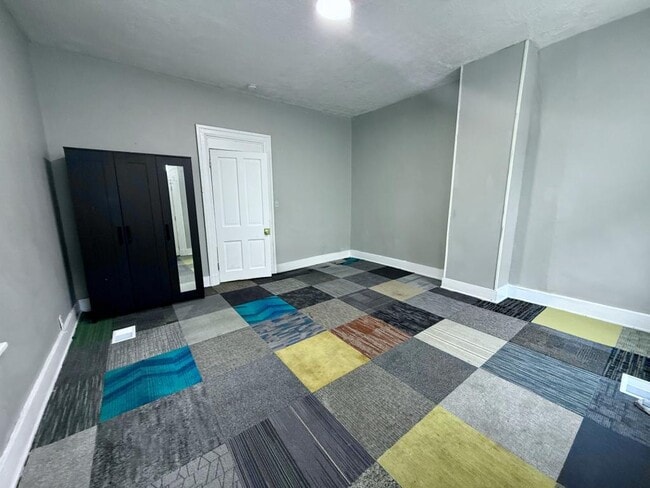 Photo - 7 W Hollister St