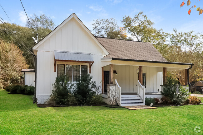 Building Photo - Modern 3-Bedroom Home with Stylish Feature...