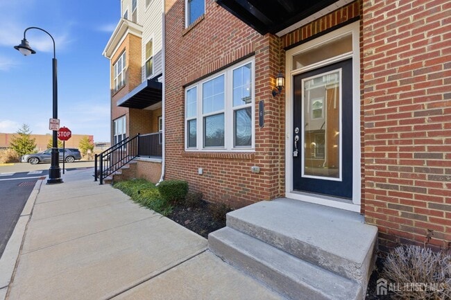 Building Photo - 6 Bond St