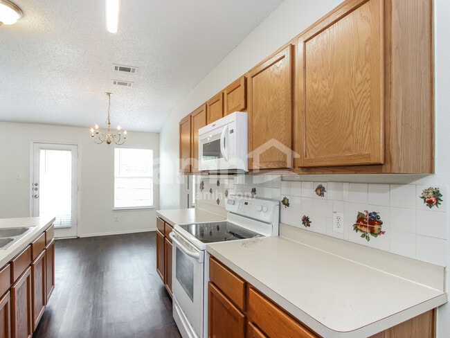 Photo - 1100 Warrington Way