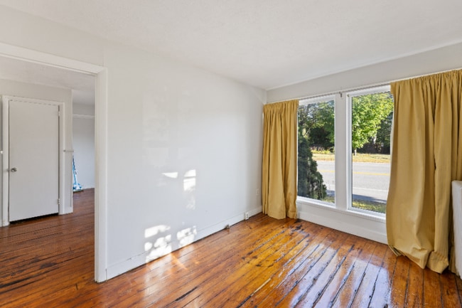 Photo - 1281 Main St