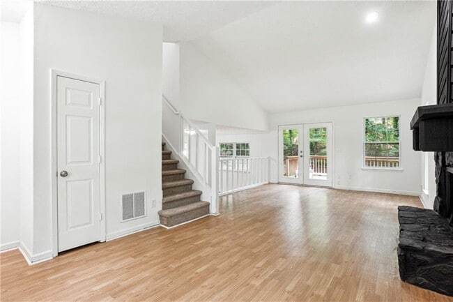 Photo - 8298 Blackfoot Trail