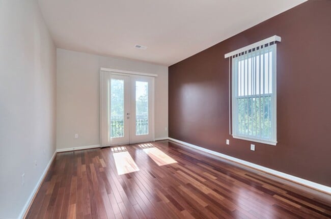 Photo - 715 Walker Square