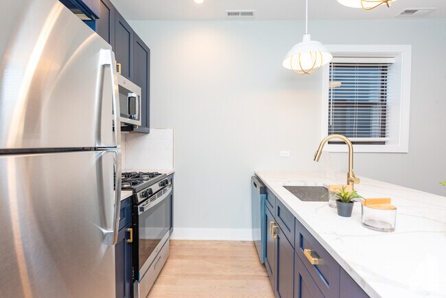 2020 W Montrose Ave Unit 3B