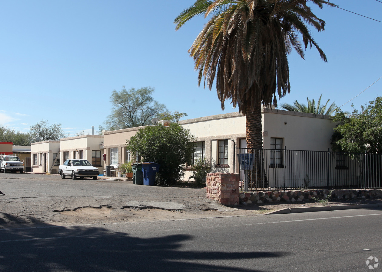 Photo - 220 E Fort Lowell Rd Apartments
