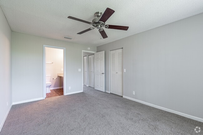 1BR, 1BA - 900SF - Breakers Premium - Bedroom