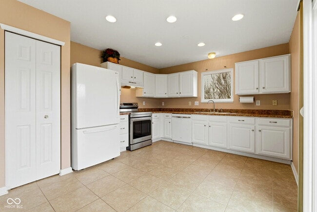 Kitchen - 781 Hollowood Ln