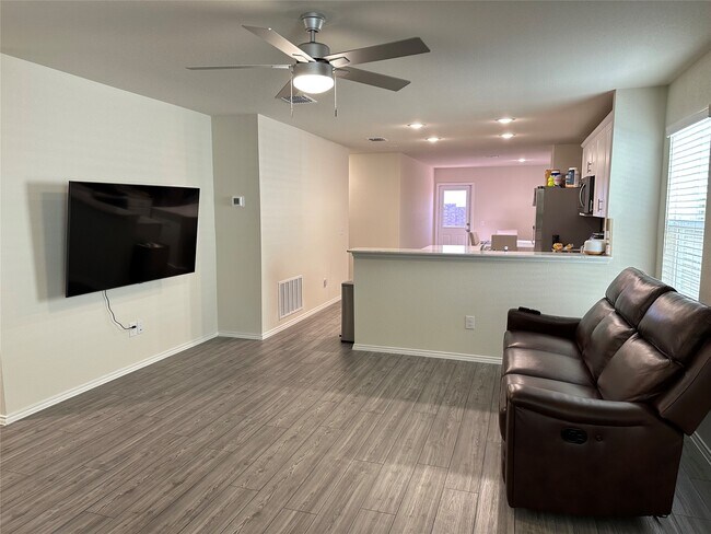 Photo - 333 Grenada Lk Dr