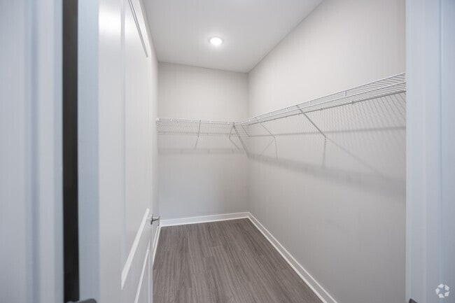 2BR, 2BA - 964SF - Closet