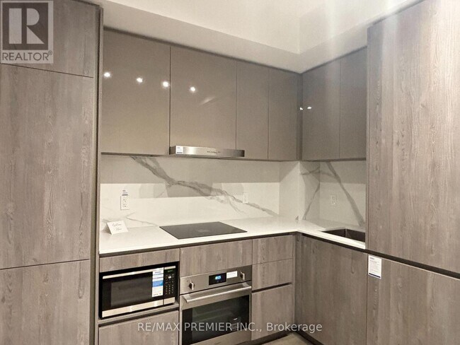 Photo - 8 Interchange Wy Unité 5815