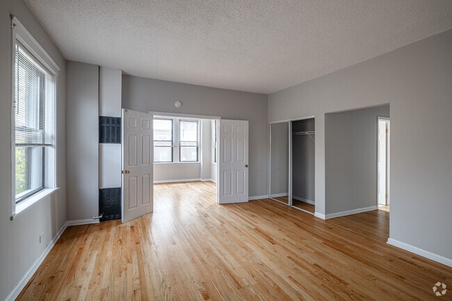Convertible - 670SF - Living Room