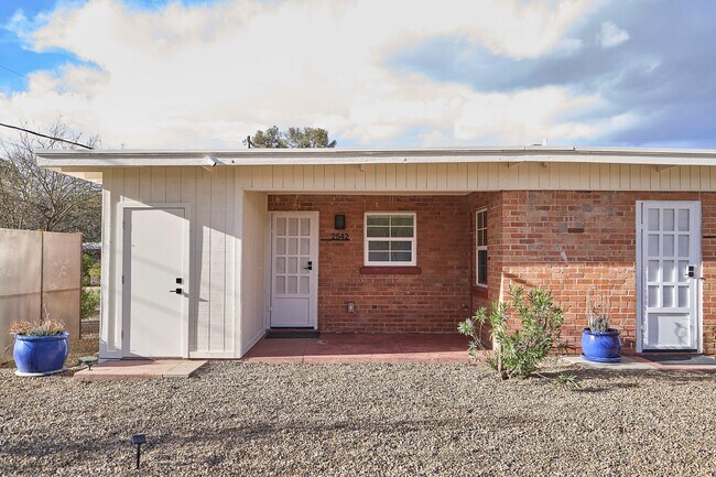 Photo - 2542 E Seneca St