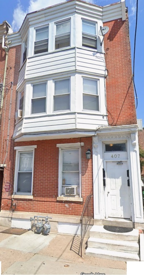 Building Photo - 407 W 8th St Unit 2