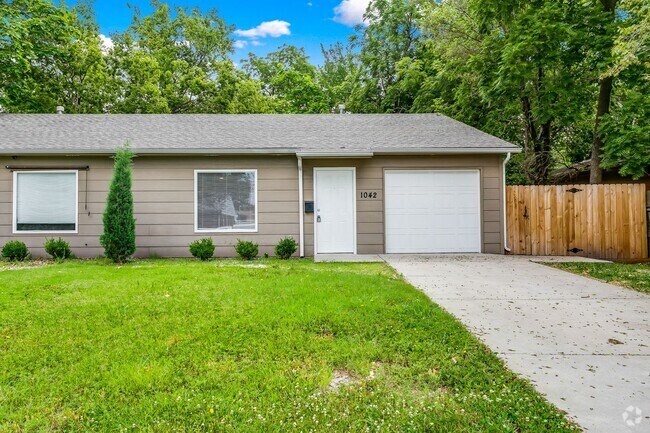 Building Photo - Spacious Duplex Near St. Joe Rental