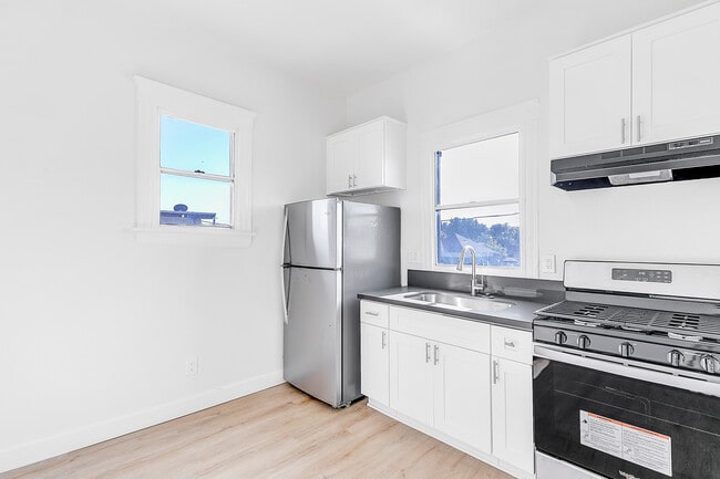 Building Photo - 1618 E Vernon Ave Unit 1618