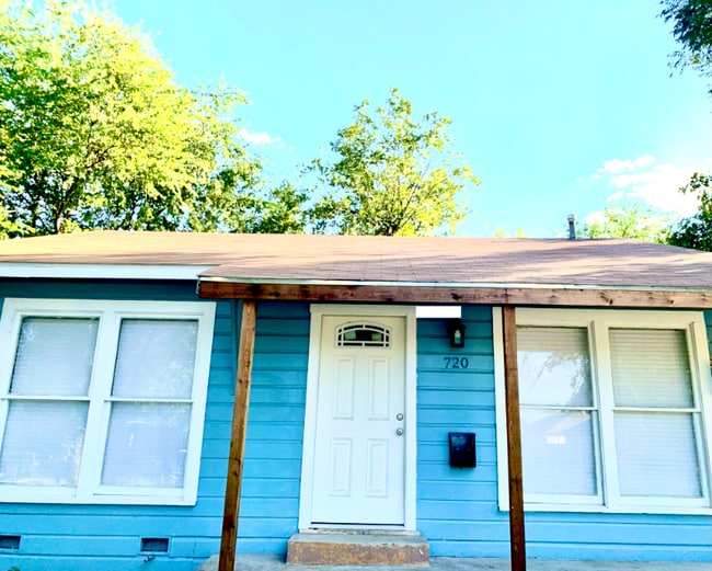 Building Photo - 720 Menchaca St