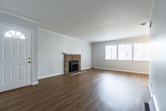 Photo - Beautiful & bright 3 bed / 2 Bath San Brun...