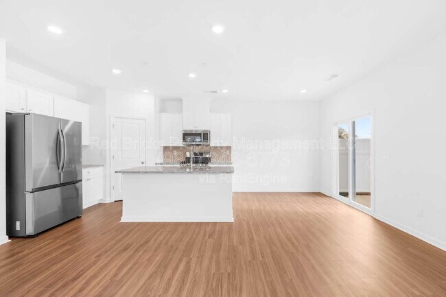 Photo - 790 Earhart St NW