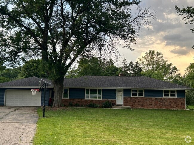 Building Photo - N2W27318 Lyles Dr Rental