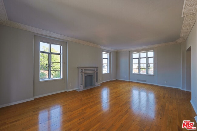 Photo - 1314 N HAYWORTH Ave Unit 303