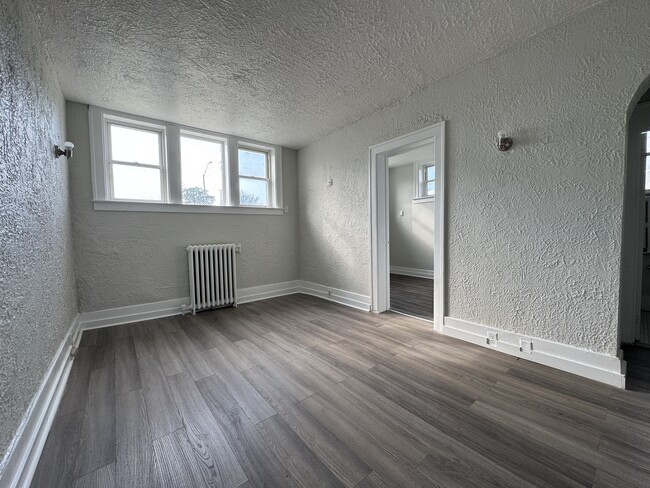 Building Photo - Updated 1 Bedroom 1 Bathroom Apartment in the Heart of Windsor!! Unit 1