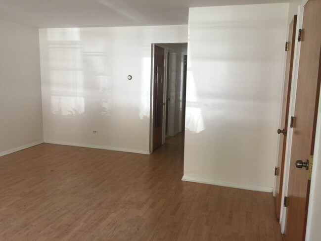 Living room - 2623 W Berwyn Ave Unit B