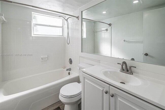 Photo - 2025 Miami Rd Unidad 16A