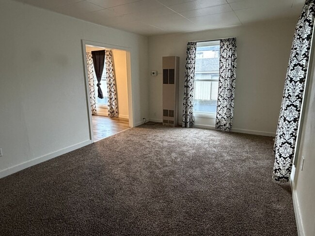 Building Photo - 2920 NE Riverside Ave Unit 101