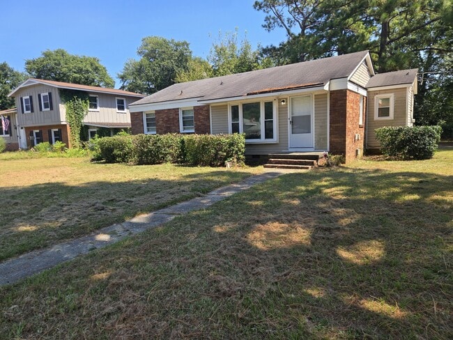 Building Photo - 1829 Inverness Dr Rental