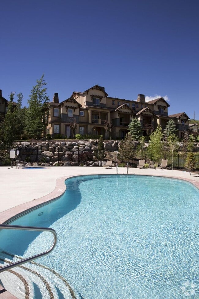 Building Photo - Well Appointed Townhome with Amenities