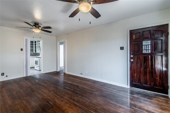 Photo - 121 W Ave E
