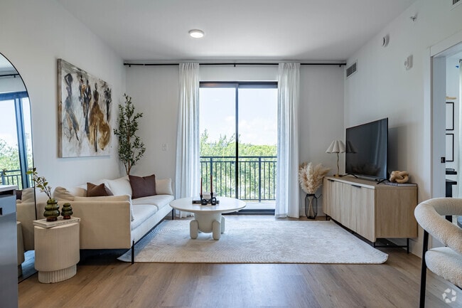 A1 1BR, 1BA - 670SF - Living Room