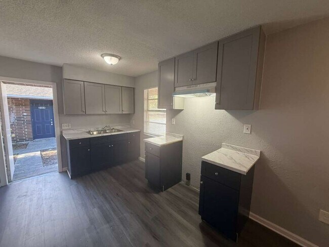 Photo - Cute & Cozy 2/1.5 Move In Ready Apply for FREE This Holiday Season! Unidad 2578 Chestnut Woods Dr