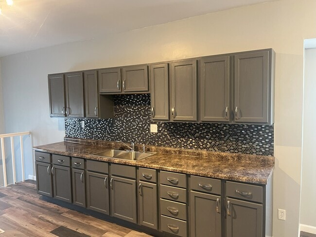 Photo - 117 W 36th St