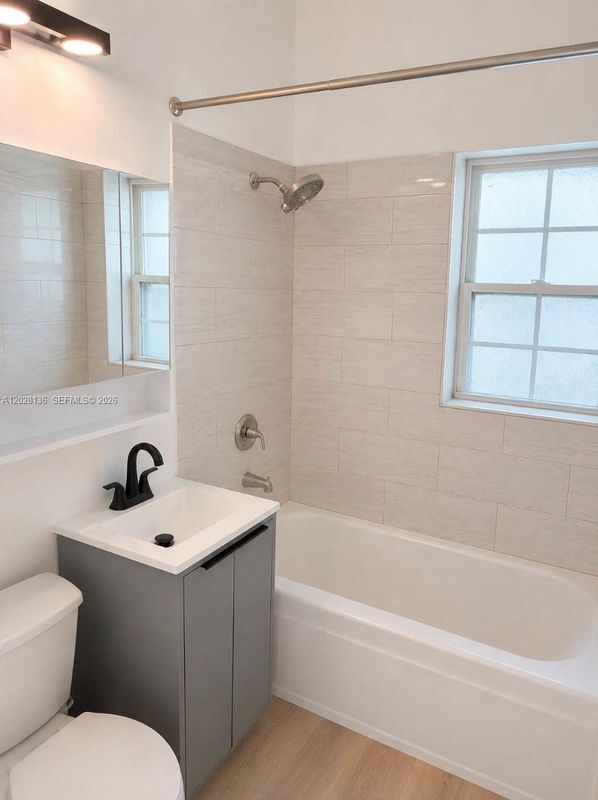 Photo - 810 NE 3rd Ave
