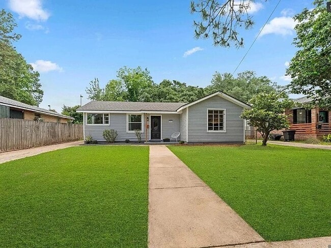 Building Photo - ZeeZee Gardens Cottage Rental