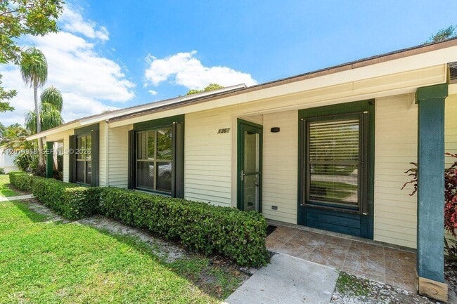 Photo - 1367 Riverside Cir
