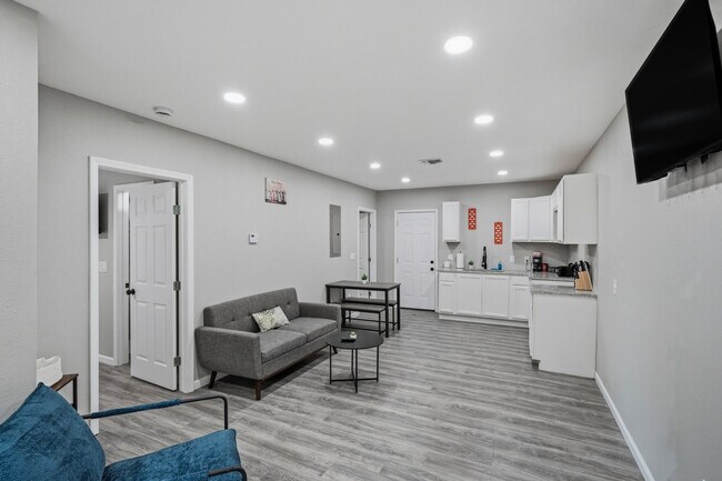 2306 E Houston St Unidad SI ID1335131P