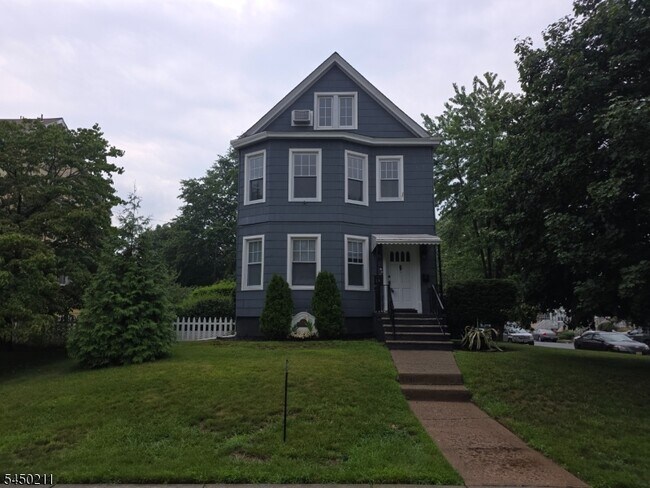 Photo - 73 Curie Ave