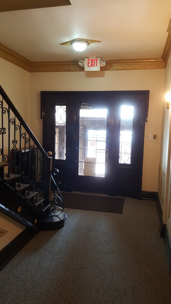 EDINGER Lobby - EDINGER APARTMENTS