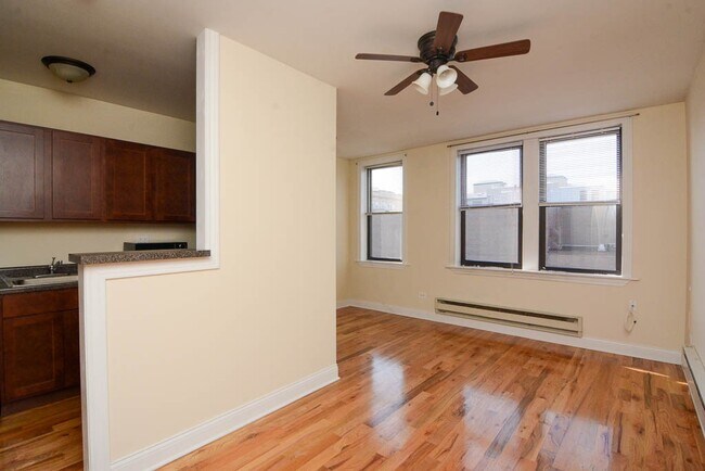 Photo - 823 W Diversey Pky Unidad J06W