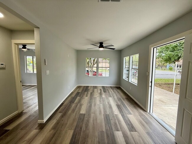 Photo - 645 W Fronton St